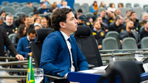 Jean rebate fake news sobre cartilha e provoca colega: "Desejo enrustido"