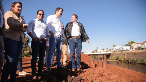 Vereadores vistoriam obras na Avenida Ernesto Geisel e prefeita garante conclusão até fevereiro