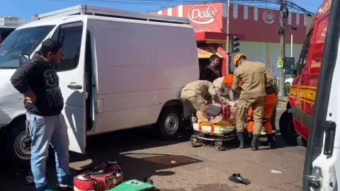 Bombeiros reanimam motorista de van após colisão com carro de idosa 