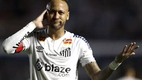 Neymar se envolve em discussão com torcedor após derrota do Santos