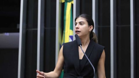 Camila Jara pede investigação de Bolsonaro e Eduardo por risco à soberania nacional