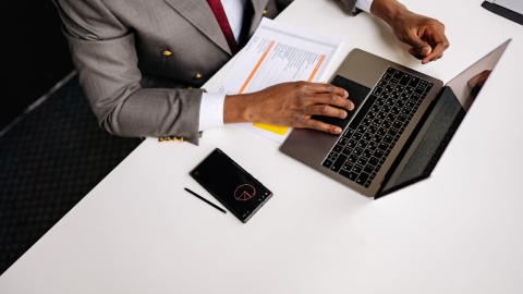 Internet banking vs. aplicativos financeiros: entenda as diferenças e qual usar no dia a dia