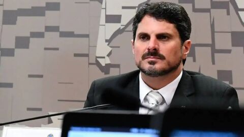 Senador Marcos do Val é levado para colocar tornozeleira eletrônica