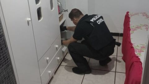 Padrasto observava enteada menor de idade se trocando no quarto