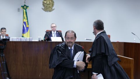 Sem personalidade, defesa de Bolsonaro o entrega à cadeia