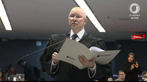 "Se o Bolsonaro precisar que eu leve cigarro para ele, conte comigo", diz Demóstenes Torres no STF