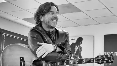 Avião cai próximo a escola e mata cantor de country vencedor do Grammy