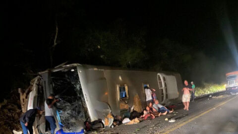 Ônibus tomba na BR-423 e deixa 15 mortos em acidente no Agreste de Pernambuco