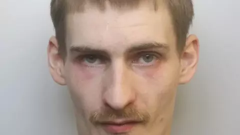 Pai é condenado à prisão perpétua por assassinato de neném na Inglaterra