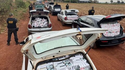 Comboio com 17 veículos cai com R$ 1,4 milhão em contrabando e 14 são presos