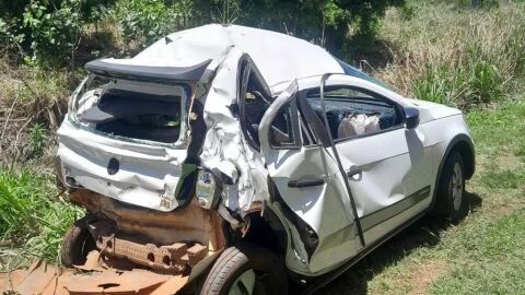 Professora da Uems morre após ter carro prensado entre carretas na BR-163