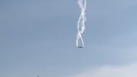 VÍDEO: Avião militar se despedaça no ar, explode e mata 20 pessoas