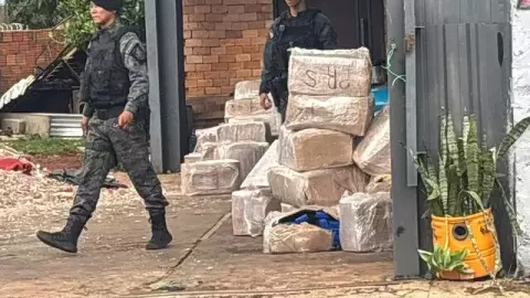 Anônimo 'cagueta' e 5 homens são presos descarregando 'caminhão de maconha'