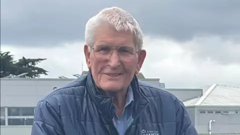 Idoso é multado por "poluição ambiental" após cuspir folha que caiu acidentalmente em sua boca