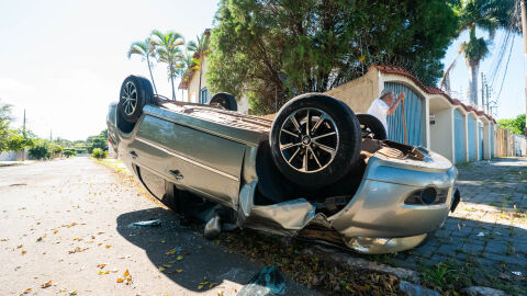Carro colide e capota, dá perda total, mas motorista sai 'andando'