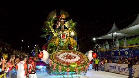 Em dois dias, desfile das Escolas de Samba reúne 35 mil pessoas na Praça do Papa