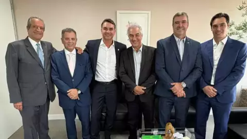 Flávio Bolsonaro sela unidade com Reinaldo Azambuja e Eduardo Riedel em MS