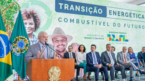 Lula anuncia pacote para conter alta dos combustíveis e reduzir preço do diesel