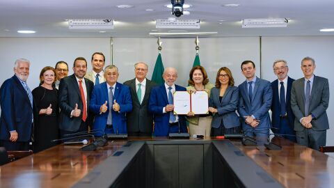 Lula acaba com a 'taxa das blusinhas' para até 50 dólares