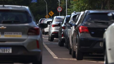 Carro irregular pode ficar impedido de circular até dono resolver pendências