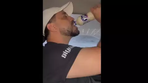 Bolsonaristas bebem detergente para 'combater o comunismo' e atualizam meme da cloroquina