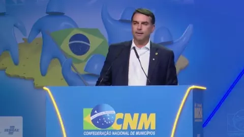 Flávio Bolsonaro sugere pagamento por hora em alternativa à escala 6x1