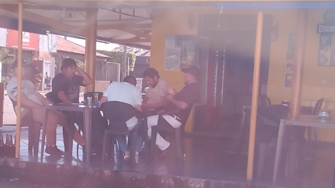 Vídeo: indígenas invasores do DSEI passam a noite bebendo em bar 