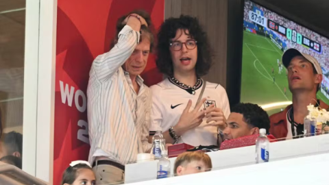 Mick Jagger passa "maldição" para o filho e Inglaterra é derrotada de virada