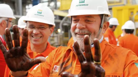 Com Lula, Petrobras descobre nova reserva de petróleo 