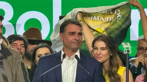 Flávio viajou em jato ligado a Vorcaro, diz Piauí