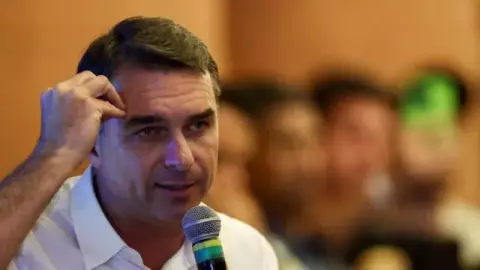Debate: Flávio repete mentira do maior reajuste a professores