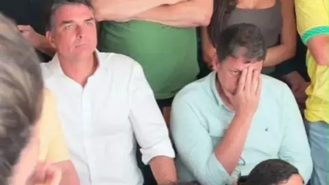 Derrotado, Flávio mente sobre "horário adiado" que ele mesmo pediu