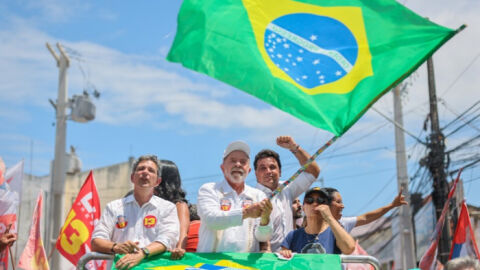 Notícia de que presidente Lula teria jogado bandeira no chão é falsa