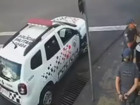 Policial militar bate em adolescente negro que trabalhava em adega (vídeo)