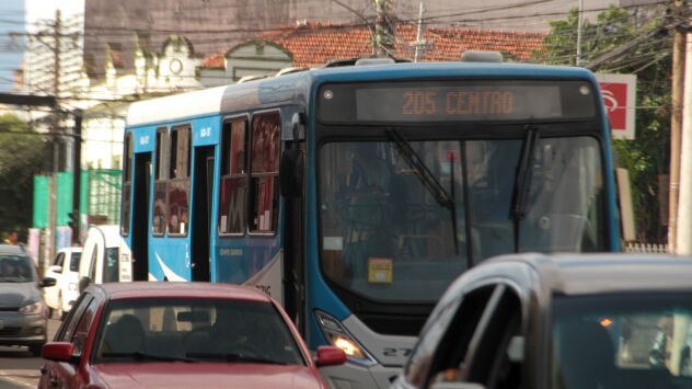Homem é preso por ver pornô e assediar menor dentro de ônibus em MS