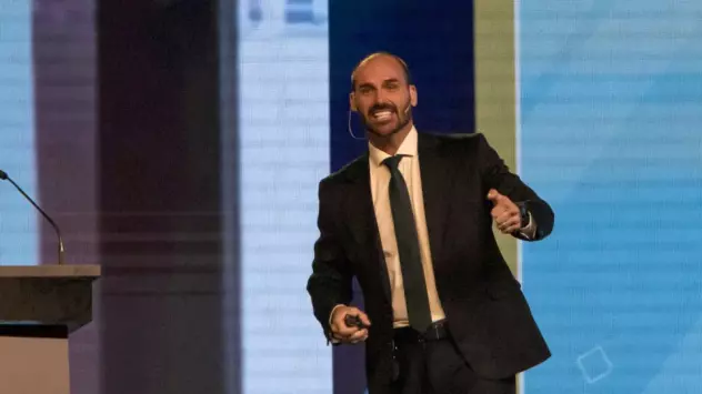 Eduardo Bolsonaro vai a Washington pedir mais sanções contra o Brasil