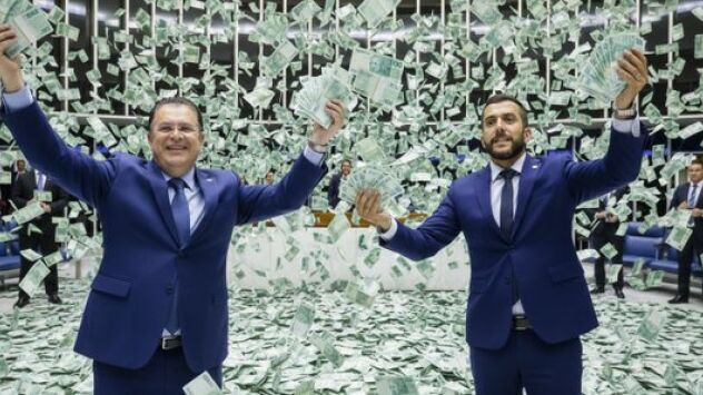 PF flagra R$ 400 mil em dinheiro com Sóstenes Cavalcante e mira Carlos Jordy