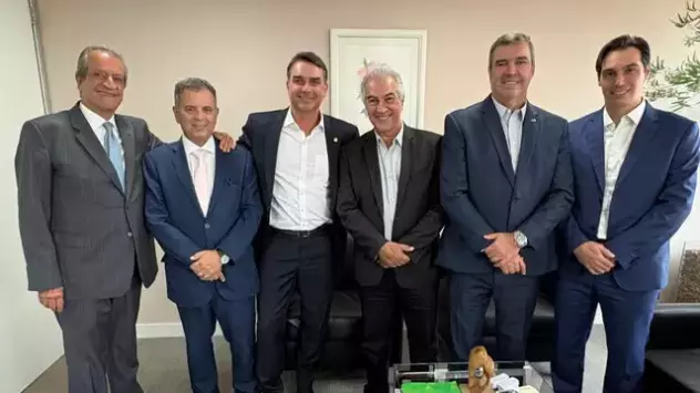 Flávio Bolsonaro sela unidade com Reinaldo Azambuja e Eduardo Riedel em MS