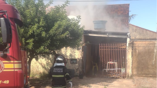 Incêndio atinge casa entre os bairros Vila Nasser e Coophasul (vídeos)