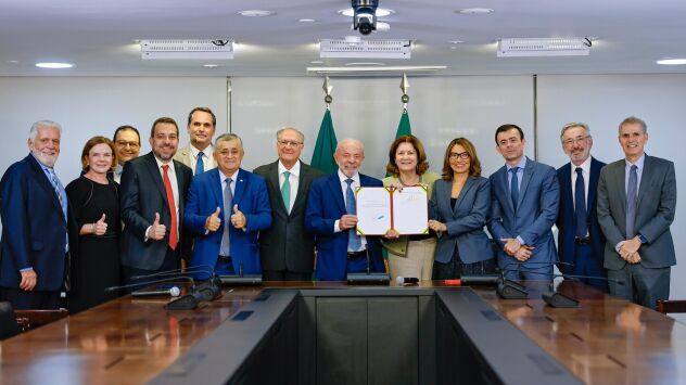 Lula acaba com a 'taxa das blusinhas' para até 50 dólares