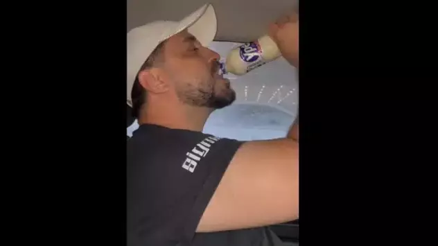 Bolsonaristas bebem detergente para 'combater o comunismo' e superam meme da cloroquina