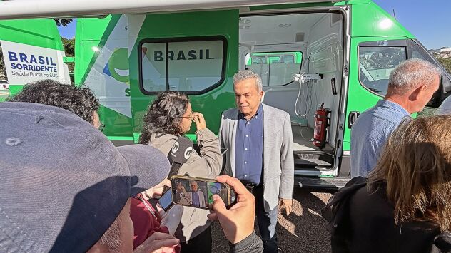 "É por um Brasil Sorridente", diz Vander na entrega de veículos e equipamentos para a saúde bucal 