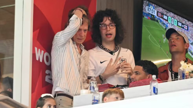 Mick Jagger passa "maldição" para o filho e Inglaterra é derrotada de virada