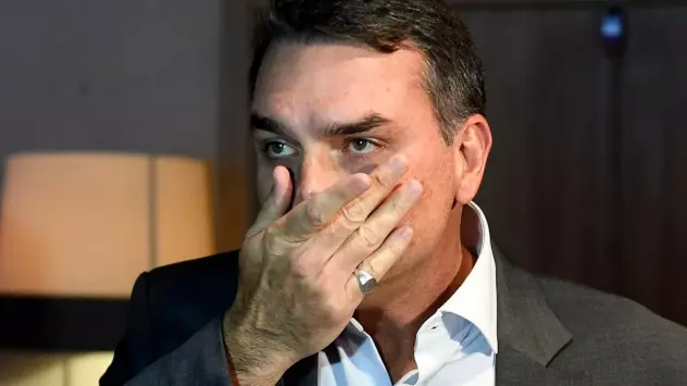 Há 23 anos na política, Flávio Bolsonaro diz ser a "novidade"