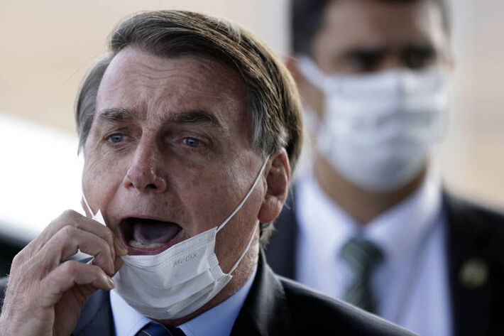 Bolsonaro tira máscara para falar com jornalistas no Palácio do Alvorada