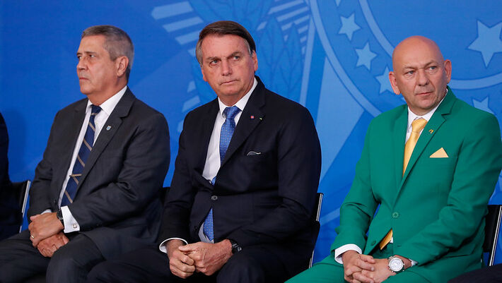 O presidente Bolsonaro ao lado do empresário Luciano Hang (à dir.), e do ministro Braga Netto (Casa Civil) (à esq.). Governo lançou programa Voo Simples