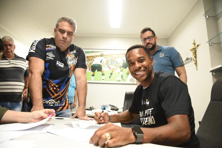 Robinho assina com o Santos