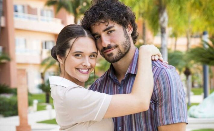 José Condessa fazia par romântico com Juliana Paiva na novela das 19h da Globo que ainda não tem data para voltar a ser exibida