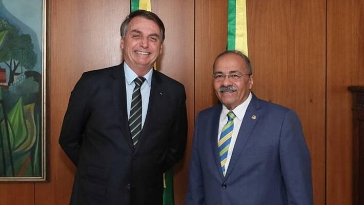 Flagrado com R$ 30 mil na cueca, Chico Rodrigues [ à direita] era vice-líder do governo e já se referiu ao presidente como "amigo Jair Bolsonaro"
