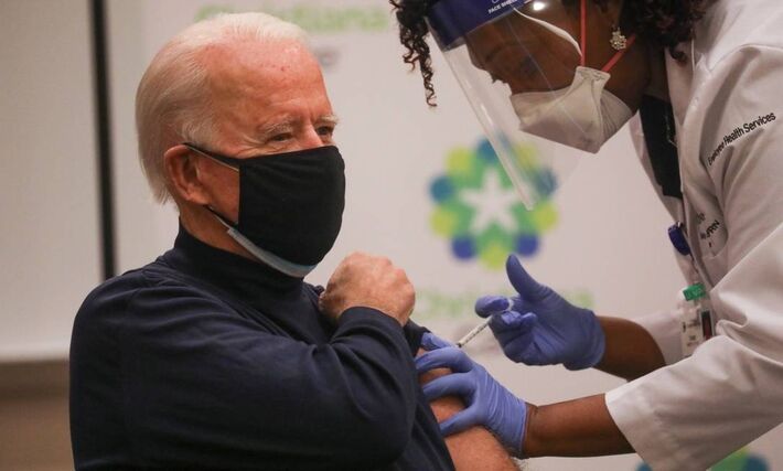 O presidente eleito dos EUA, Joe Biden, recebe a primeira dose da vacina contra o coronavírus no ChristianaCare Christiana Hospital, em Newark 